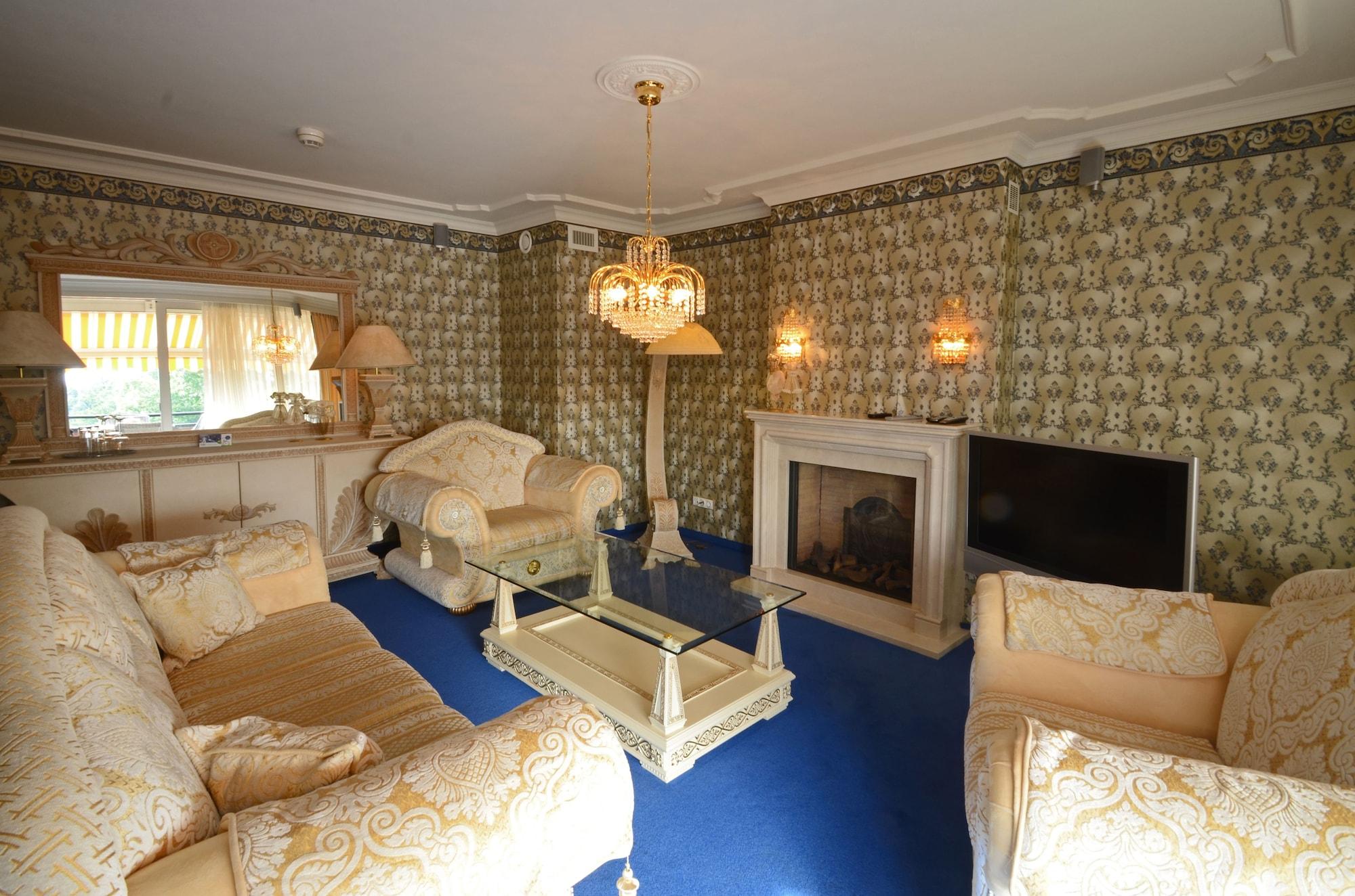 Fletcher Familiehotel De Hunzebergen Hotel 4*
