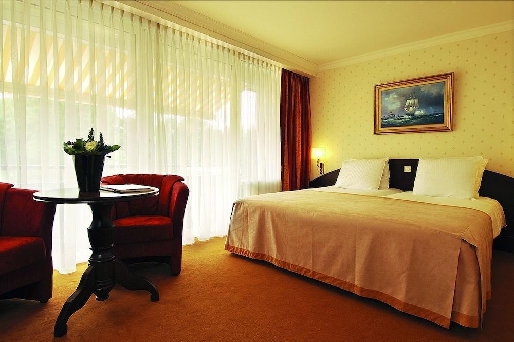 Fletcher Familiehotel De Hunzebergen Exloo